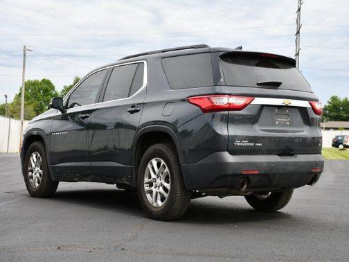 Graphite Metallic 2021 Chevrolet Traverse LT Cloth