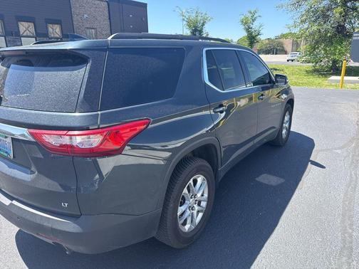 Graphite Metallic 2021 Chevrolet Traverse LT Cloth