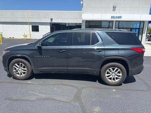 Graphite Metallic 2021 Chevrolet Traverse LT Cloth