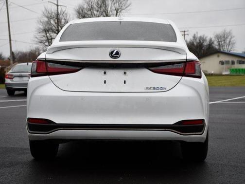 2022 Lexus ES 300h F SPORT