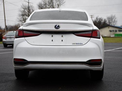 2022 Lexus ES 300h F SPORT