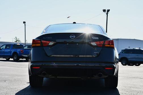 Super Black 2024 Nissan Altima SR Intelligent AWD