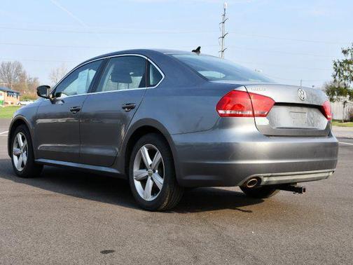 Platinum Gray Metallic 2013 Volkswagen Passat 2.0 TDI SE w/ Sunroof
