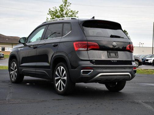 Deep Black Pearl 2022 Volkswagen Taos 1.5T SE