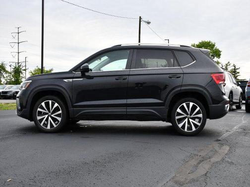 Deep Black Pearl 2022 Volkswagen Taos 1.5T SE