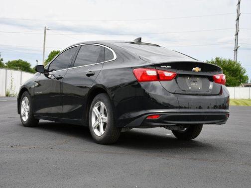 Mosaic Black Metallic 2022 Chevrolet Malibu 1LS