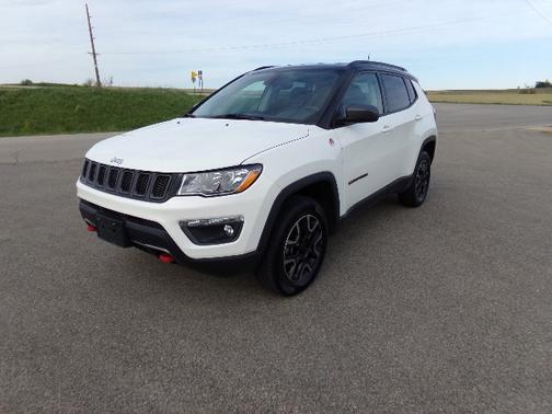White 2019 Jeep Compass Trailhawk