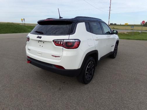 White 2019 Jeep Compass Trailhawk