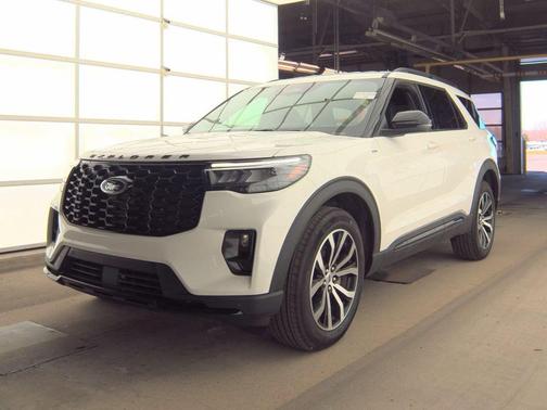 Star White Metallic Tri-Coat 2025 Ford Explorer ST-Line