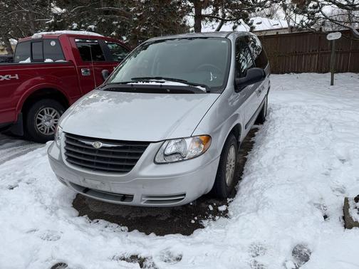 2005 Chrysler Town & Country Base