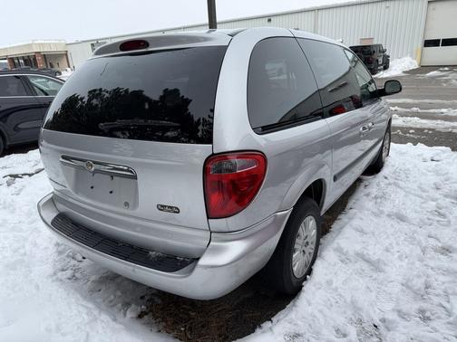 2005 Chrysler Town & Country Base