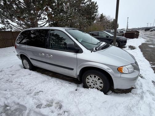 2005 Chrysler Town & Country Base