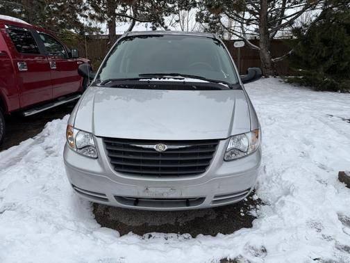 2005 Chrysler Town & Country Base