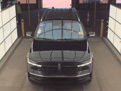 Infinite Black Metallic Clearcoat 2025 Lincoln Navigator Reserve