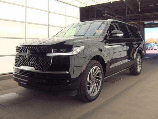 Infinite Black Metallic Clearcoat 2025 Lincoln Navigator Reserve