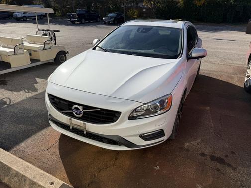 2017 Volvo V60 T6 R-Design Platinum