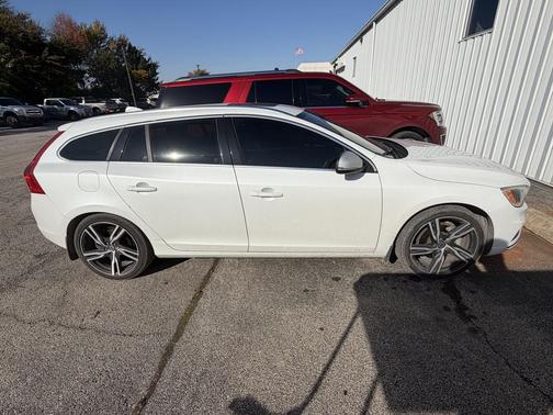 2017 Volvo V60 T6 R-Design Platinum