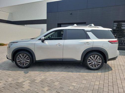 2023 Nissan Pathfinder SL FWD