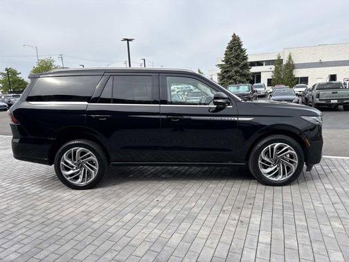 Infinite Black Metallic Clearcoat 2025 Lincoln Navigator Reserve