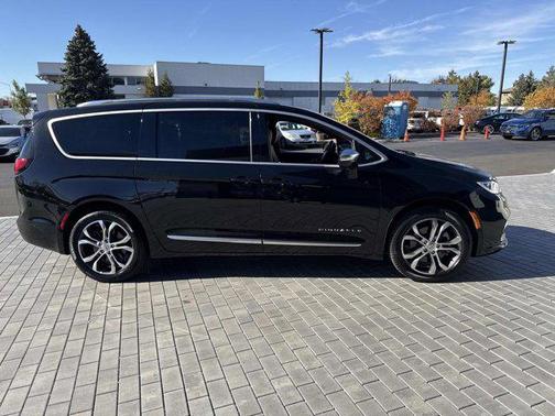 2025 Chrysler Pacifica L