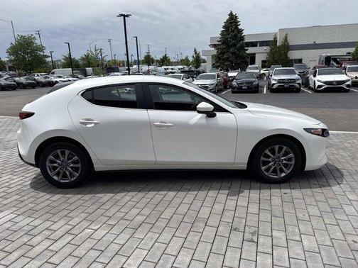 Snowflake White Pearl Mica 2022 Mazda Mazda3 FWD