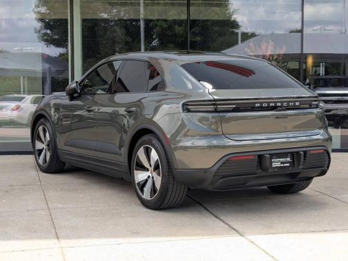 Aventurine Green Metallic 2025 Porsche Macan