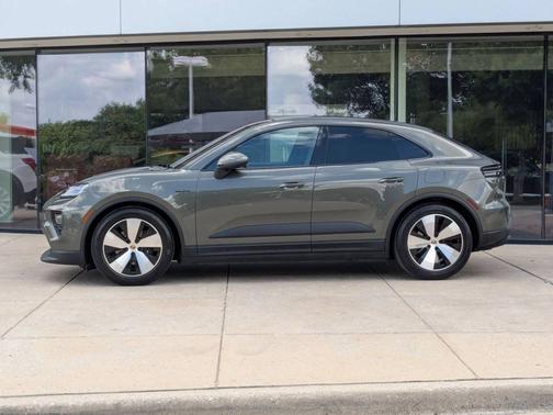 Aventurine Green Metallic 2025 Porsche Macan
