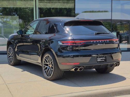 Jet Black Metallic 2021 Porsche Macan