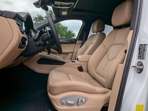 2025 Porsche Macan AWD