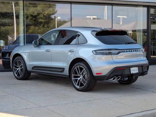 Dolomite Silver Metallic 2026 Porsche Macan