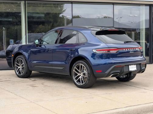 Gentian Blue Metallic 2026 Porsche Macan