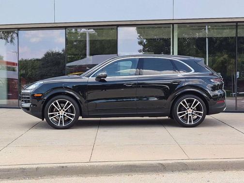 Chromite Black Metallic 2026 Porsche Cayenne