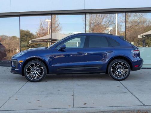 Gentian Blue Metallic 2026 Porsche Macan