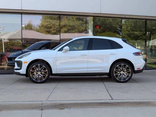 Carrara White Metallic 2026 Porsche Macan