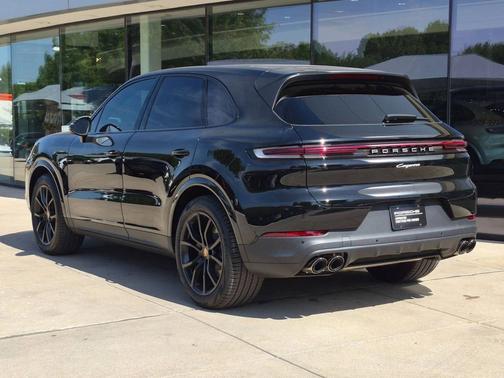 Chromite Black Metallic 2026 Porsche Cayenne
