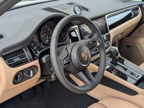 2025 Porsche Macan AWD
