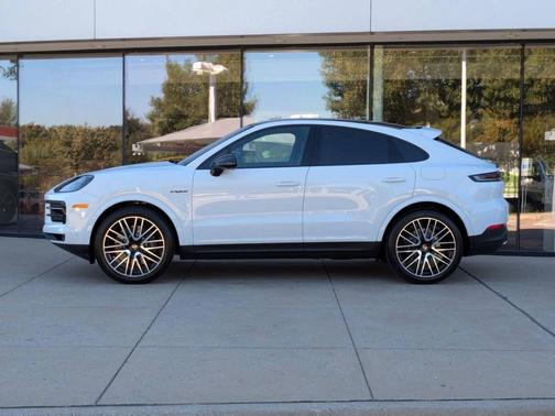 Carrara White Metallic 2026 Porsche Cayenne