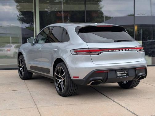 Dolomite Silver Metallic 2026 Porsche Macan