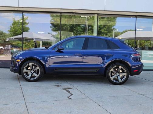 Gentian Blue Metallic 2026 Porsche Macan