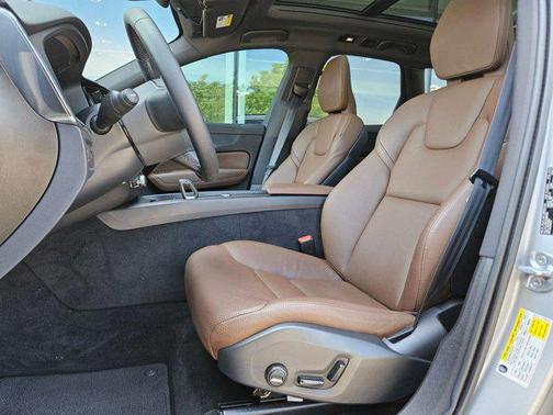 2022 Volvo XC60 B5 Momentum