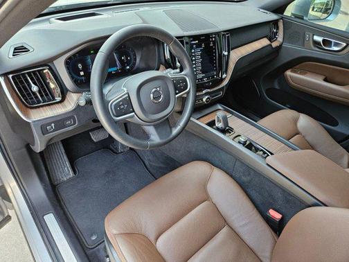 2022 Volvo XC60 B5 Momentum
