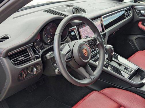 2025 Porsche Macan AWD