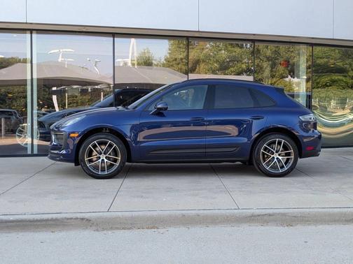 Gentian Blue Metallic 2026 Porsche Macan