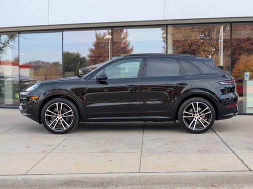 Chromite Black Metallic 2026 Porsche Cayenne