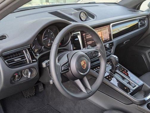 2025 Porsche Macan AWD