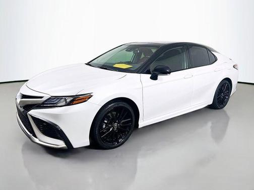 Wind Chill Pearl / Midnight Black Metallic 2024 Toyota Camry XSE