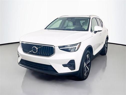 2023 Volvo XC40 B5 Plus Bright Theme