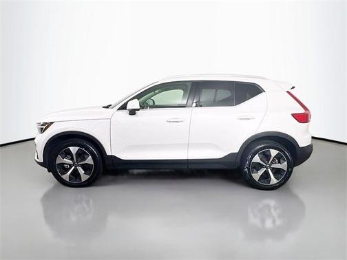 2023 Volvo XC40 B5 Plus Bright Theme