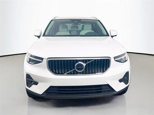 2023 Volvo XC40 B5 Plus Bright Theme