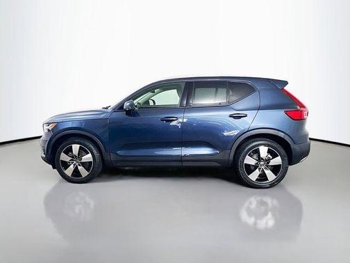 2021 Volvo XC40 T5 Momentum